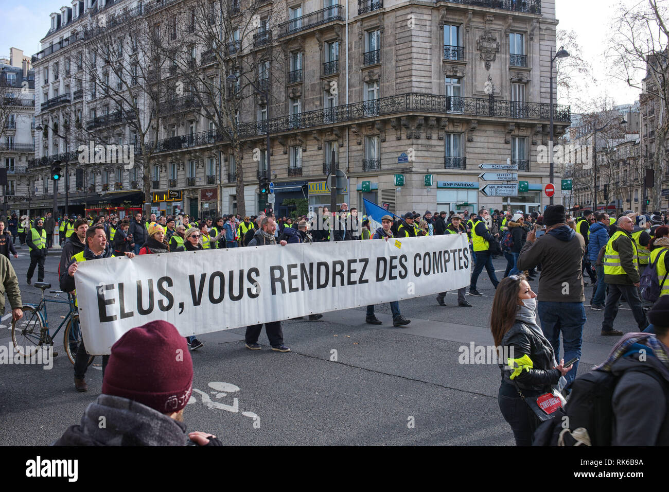 Paris, Frankreich. 09 Feb, 2019. Demonstranten protestieren gegen Polizei Tätlichkeiten gegen Proteste, vor allem da ein Demonstrant seine Hand früher verloren, während dagegen protestiert. Theyr sind zu Fuß von der Place de l'Etoile, Eiffelturm, durch den 7. Bezirk von Paris. Credit: Roger Ankri/Alamy leben Nachrichten Stockfoto