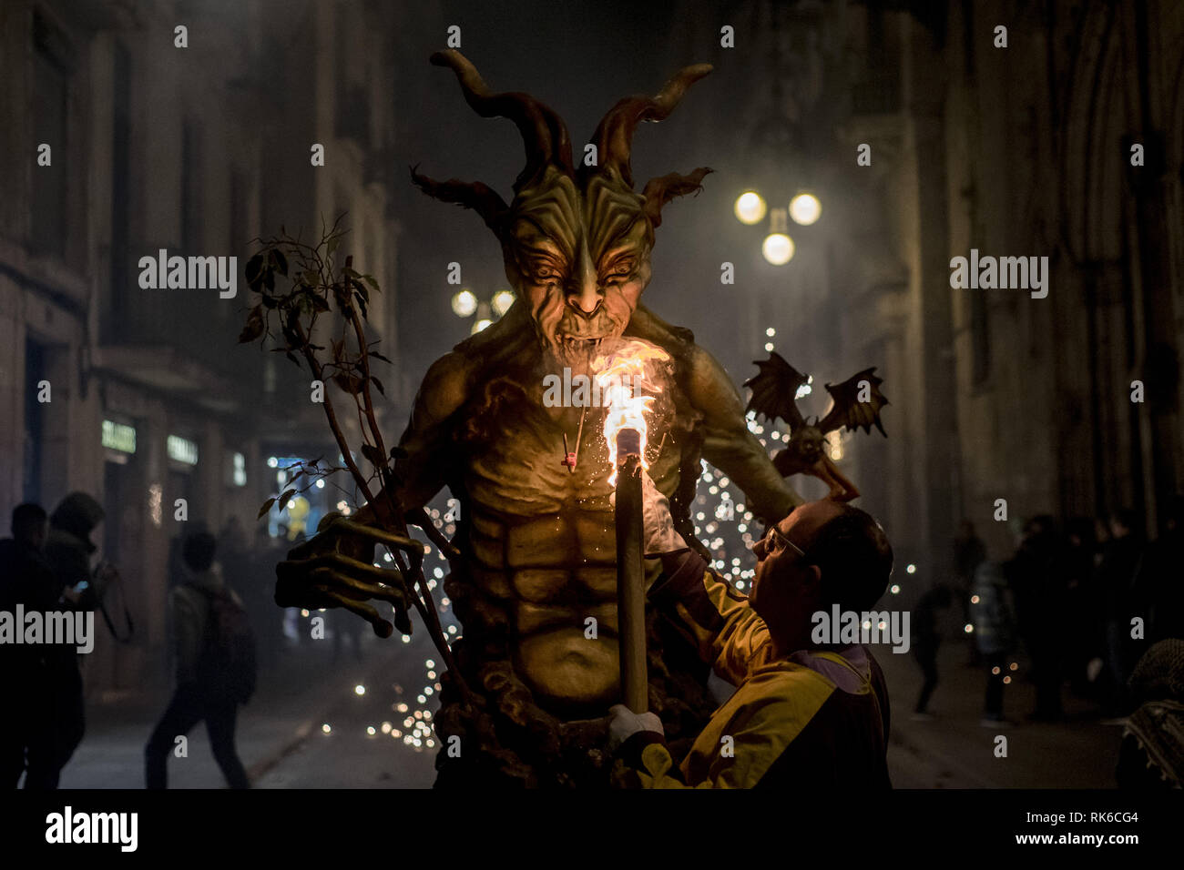 Barcelona, Katalonien, Spanien. 9 Feb, 2019. Nebula bereit, Feuer über Teilnehmer während einer Correfoc oder runfire Für die Santa Eulalia Festival in den Straßen des Gotischen Viertels von Barcelona zu spucken. Correfocs, eine alte katalanische Tradition, in der Menschen als Teufel blow up Böller und Leuchtraketen gekleidet, Teil in vielen lokalen Feste und Feiern. Credit: Jordi Boixareu/ZUMA Draht/Alamy leben Nachrichten Stockfoto