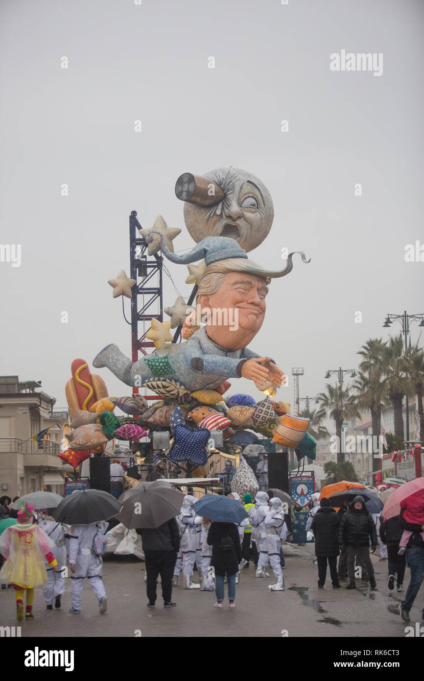 Foto Iacopo Giannini/LaPresse 09-02-2019 Viareggio (Lucca) ItaliacronacaHa avuto Inizio sul Lungomare Di Viareggio la 146 edizione del famoso Carnevale, un-occhio particolare alle tematiche delle Donne. Tra le Karikatur pi&#xf9; celebri che si trovano sui Grandi carri mascherati troviamo, Frida Kahlo, Conte, Salvini, Di Maio e soprattutto Trump Nella Foto: Le immagini della manifestazione Stockfoto