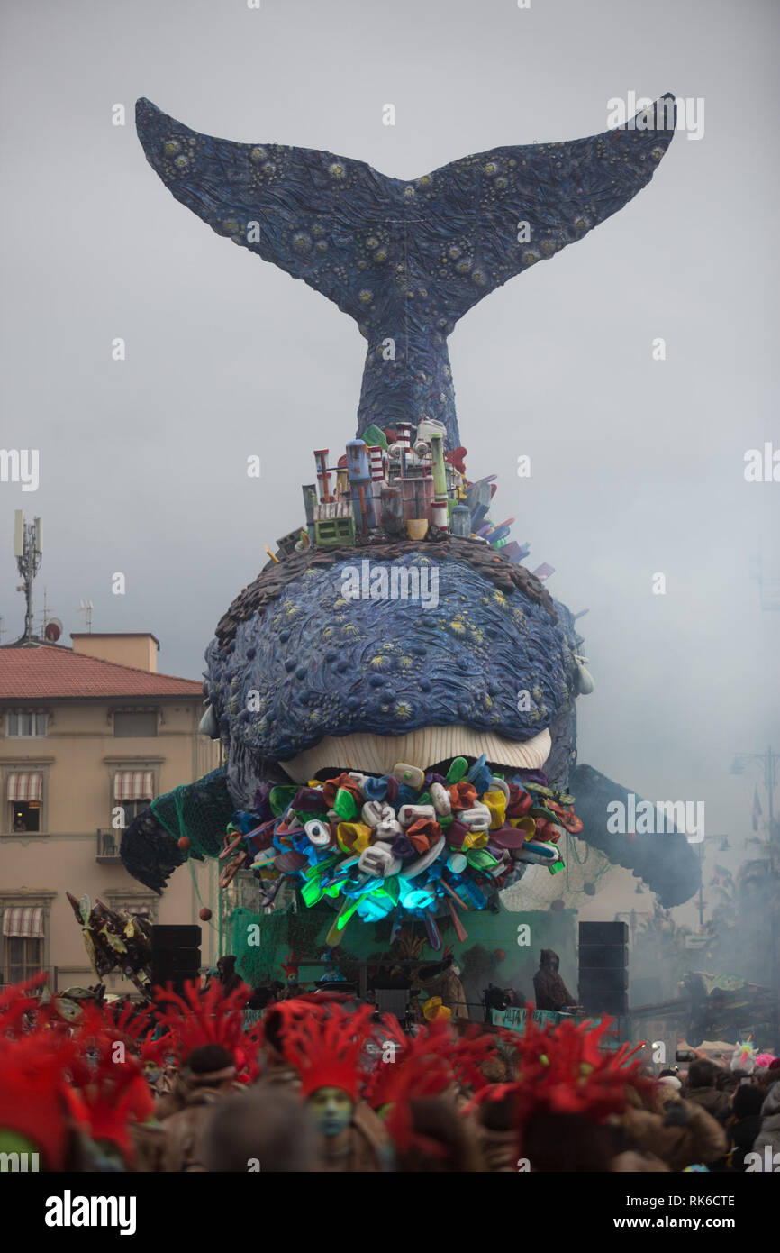 Foto Iacopo Giannini/LaPresse 09-02-2019 Viareggio (Lucca) ItaliacronacaHa avuto Inizio sul Lungomare Di Viareggio la 146 edizione del famoso Carnevale, un-occhio particolare alle tematiche delle Donne. Tra le Karikatur pi&#xf9; celebri che si trovano sui Grandi carri mascherati troviamo, Frida Kahlo, Conte, Salvini, Di Maio e soprattutto Trump Nella Foto: Le immagini della manifestazione Stockfoto