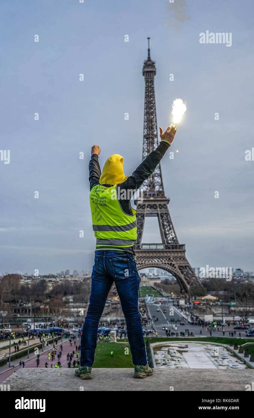 Paris, Frankreich. 09. Februar 2019. Tausende von Gelb (gilets Jaunes) Proteste in Paris fordert Senkung der Mineralölsteuern, Wiedereinführung der Solidaritätssteuer auf Vermögen, einen Mindestlohn zu erhöhen, und Emmanuel's Längestrich Rücktritt als Präsident von Frankreich. Credit: Norbu Gyachung/Alamy Leben Nachrichten. Stockfoto