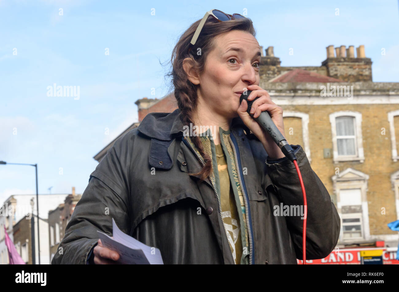 London, Großbritannien. 9. Februar 2019. Ein hackney Umweltschützer speask am Aussterben Rebellionstreet Partei blockieren die A10 Kingsland High St in Dalston für zwei housrs mit Reden, Musik und Spoken Word Performances, t-shirt Druck, Kinderschminken und freie Nahrung, mit dem Tanzen zu einer Samba Band, die sie für eine kurze März bis die Strasse führte, bevor er den Protest in Gillett Square, um fortzufahren. XR ist in offenen Aufstand gegen die britische Regierung für seine kriminellen Untätigkeit angesichts des drohenden Klimawandels und ökologischen Kollaps. Peter Marshall / alamy Leben Nachrichten Stockfoto