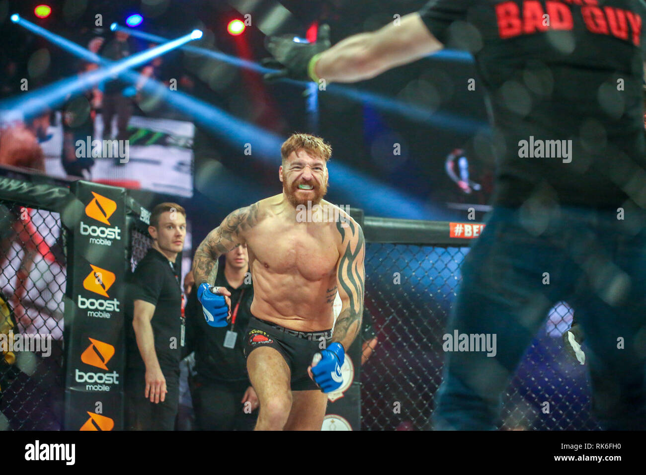 Newcastle, UK, 9. Februar 2019 - Chris Bungard läuft, zu seinen Trainern zu feiern besiegte Terry Brazier via Submission in der ersten Runde der Credit: Dan Cooke/Alamy leben Nachrichten Stockfoto