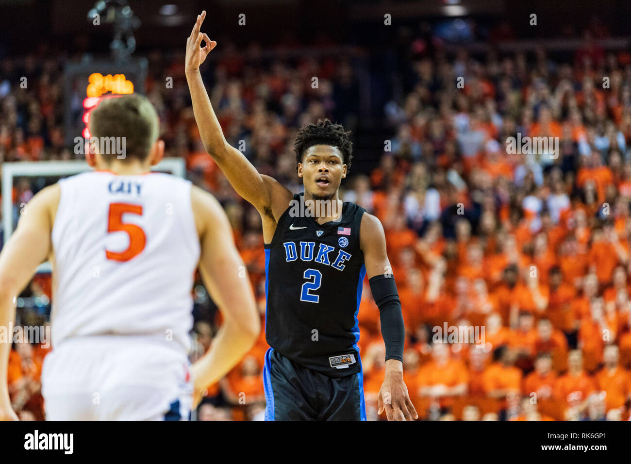 Duke Blue Devils vorwärts Cam Rötlich (2) während der NCAA College Basketball Spiel zwischen der Duke Blue Devils und die Virginia Kavaliere an der John Paul Jones Arena am Samstag, den 9. Februar 2019 in Charlottesville, VA. Jakob Kupferman/CSM Stockfoto