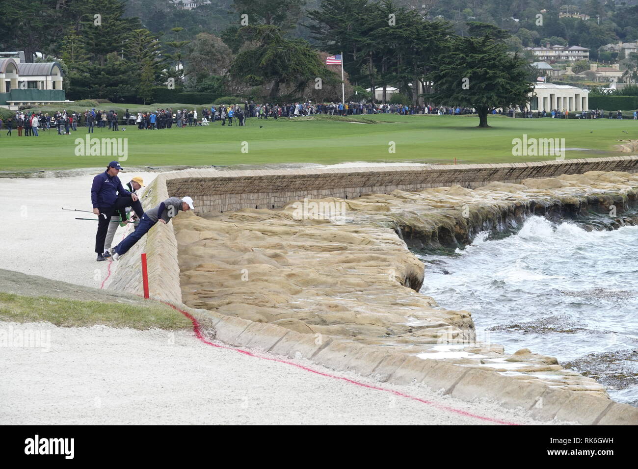 9. Februar, 2019 Pebble Beach Golf Links, CA, USA Phil Mickleson und laienhaften Partner Scott Ozanus strike a Pose auf dem Meer wand Abwehr des 18. Als er versucht zu finden, Partner Patrick Reed's errant Kugel während der dritten Runde in Pebble Beach Golf Course während der AT&T Pro-Am Credit: Motofoto/Alamy leben Nachrichten Stockfoto