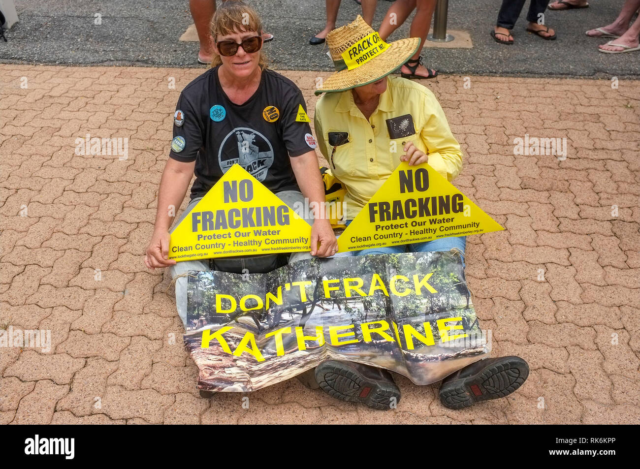 Darwin, Australien. 10. Februar, 2019. Anti fracking Protest vor dem Parlament - Kreditkarten: Regis Martin/Alamy leben Nachrichten Stockfoto