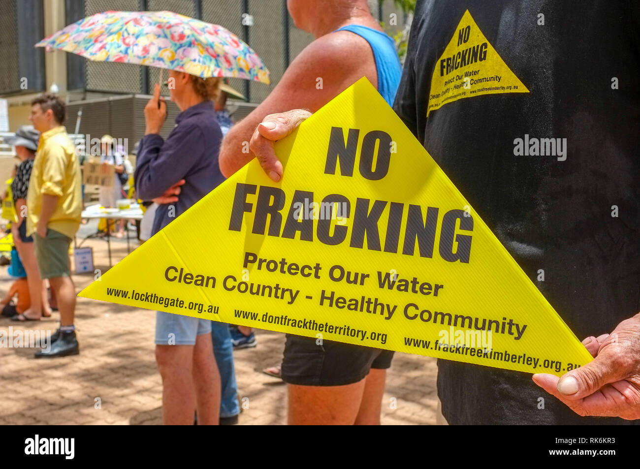 Darwin, Australien. 10. Februar, 2019. Anti fracking Protest vor dem Parlament - Kreditkarten: Regis Martin/Alamy leben Nachrichten Stockfoto