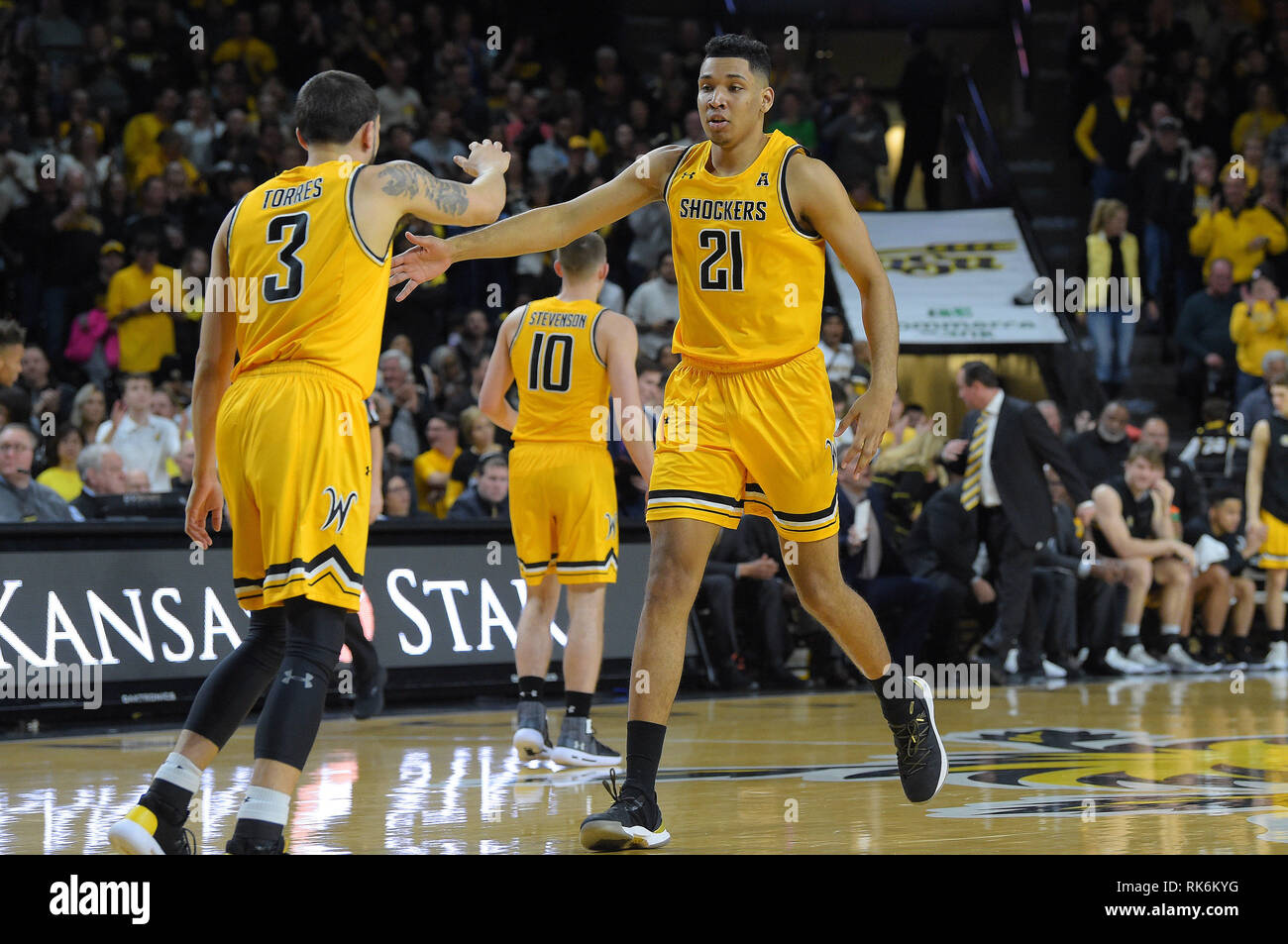 Wichita, Kansas, USA. 09 Feb, 2019. Wichita Zustand Shockers, Jaime Echenique (21) Zeigt seine Wertschätzung für eine große Unterstützung von Wichita Zustand Shockers guard Ricky Torres (3) während der NCAA Basketball Spiel zwischen der Tulane grüne Welle und die Wichita State Shockers an Charles Koch Arena in Wichita, Kansas. Kendall Shaw/CSM/Alamy leben Nachrichten Stockfoto