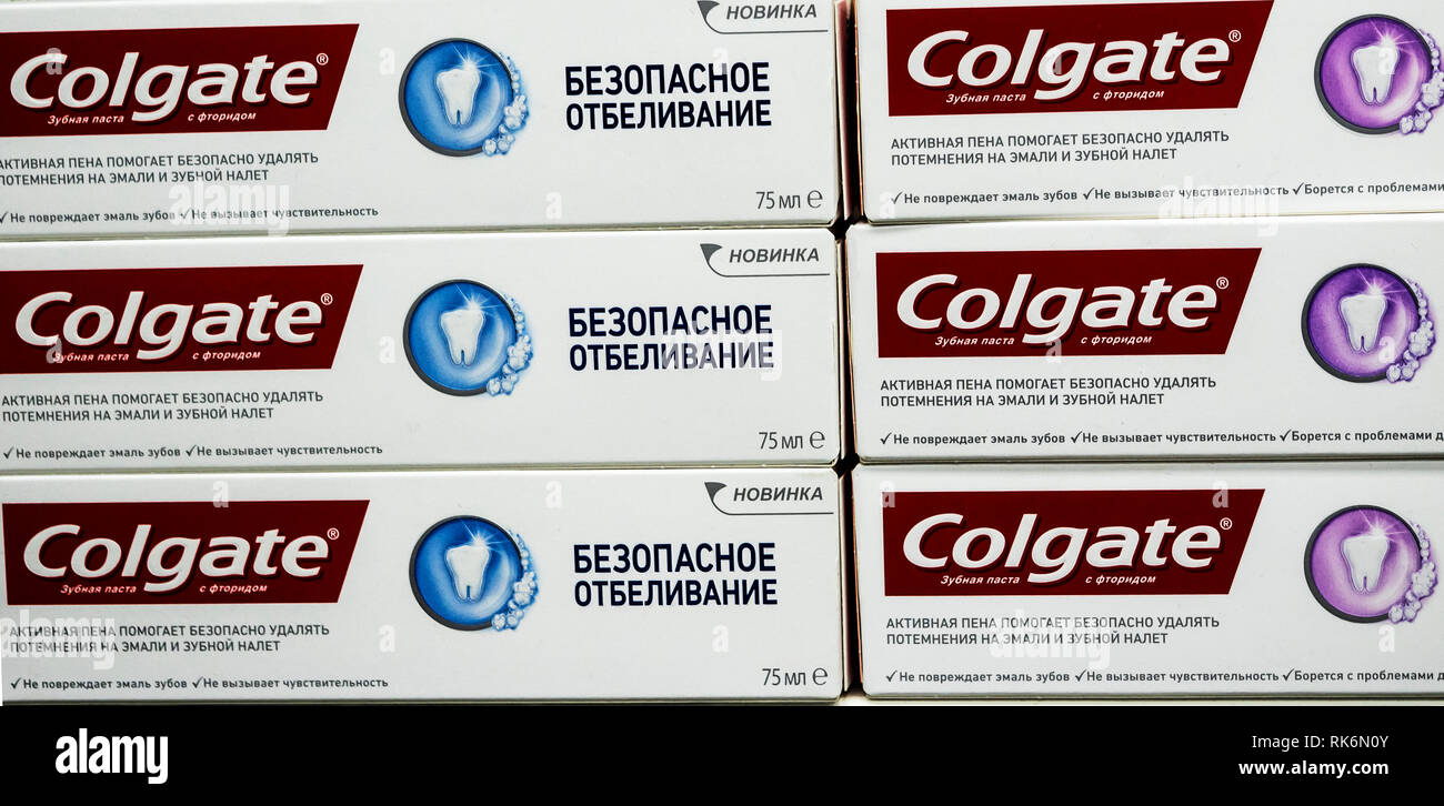 Colgate Zahnpasta durch die amerikanische Konsumgüterhersteller im Store gesehen, Konglomerat, Colgate-Palmolive Colgate Mundpflege Produkte hergestellt. Stockfoto