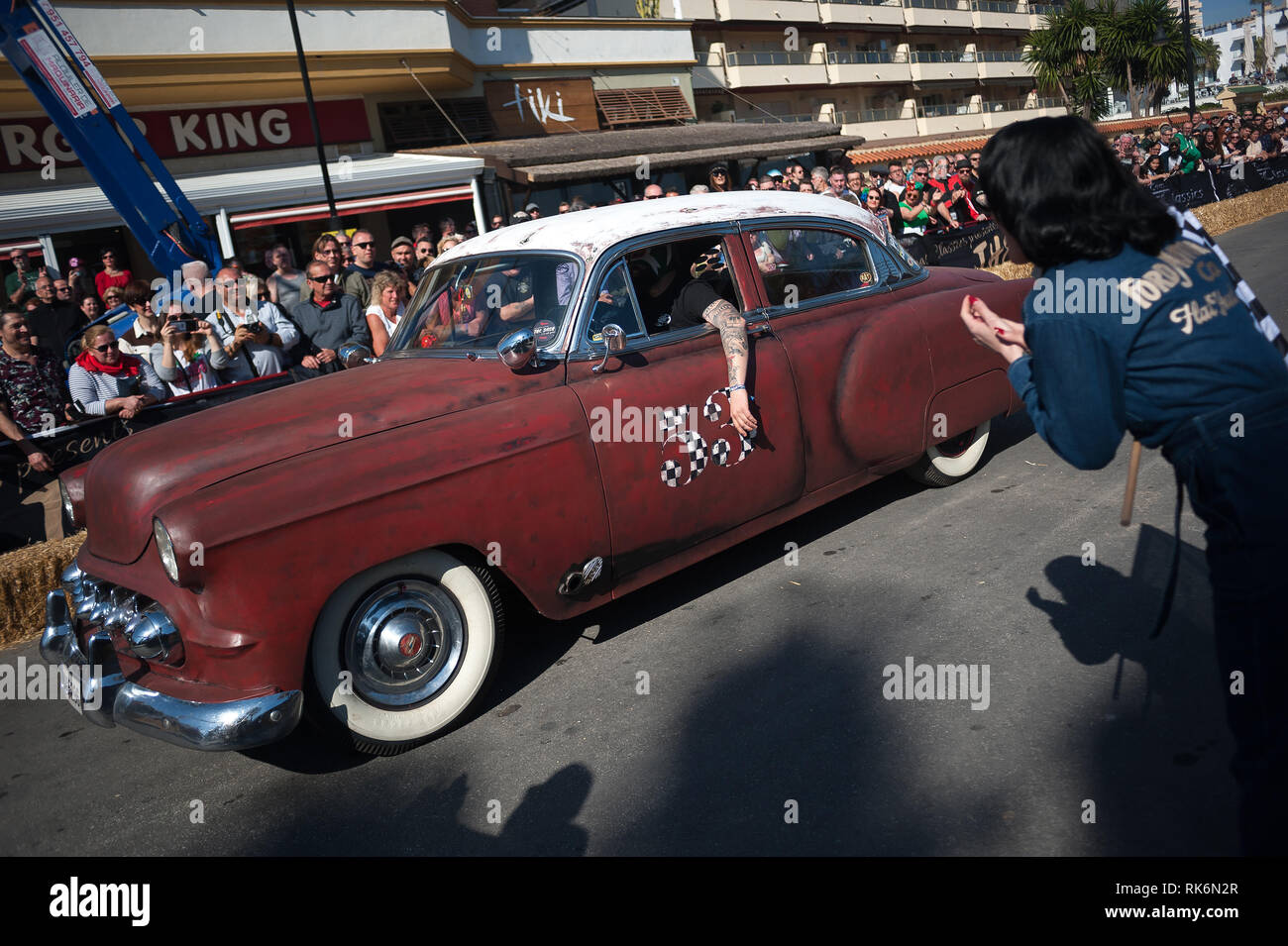 Malaga, Spanien. 9. Feb 2019. Ein klassisches Auto gesehen, die Teilnahme an einem Rennen während des Festivals. Tausende von Menschen aus der ganzen Welt treffen sich jedes Jahr in der Rockin' Race Jamboree Internationale Festival für vier Tage in Torremolinos, ein Treffpunkt für alle Liebhaber von rockabilly und Swing Musik. Credit: SOPA Images Limited/Alamy leben Nachrichten Stockfoto