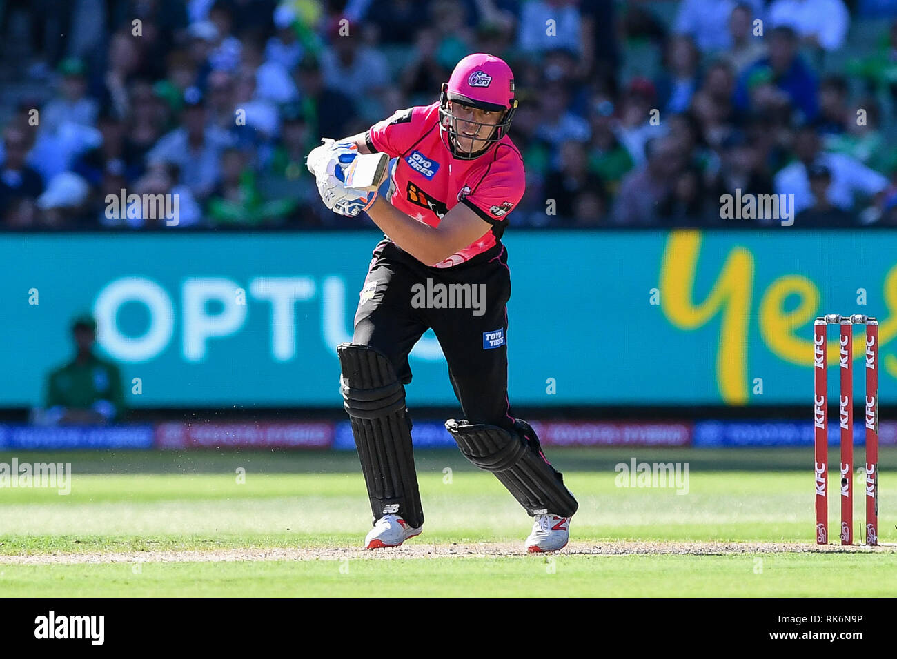 Melbourne, Australien. 10 Feb, 2019. Australian Big Bash Cricket, Melbourne Sterne im Vergleich zu Sydney Sixers; Ben Dwarshuis der Sydney Sixers treibt die Kugel durch die Abdeckt, Credit: Aktion plus Sport/Alamy leben Nachrichten Stockfoto