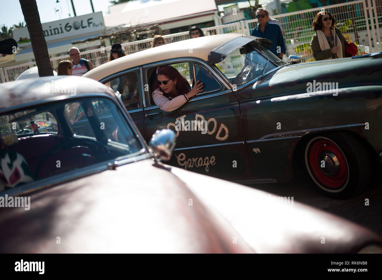 Malaga, Spanien. 9. Feb 2019. Eine Frau in einem Oldtimer nach der Teilnahme an einem Oldtimer Rennen während der Rockin Race Jamboree Festival. Tausende von Menschen aus der ganzen Welt treffen sich jedes Jahr in der Rockin' Race Jamboree Internationale Festival für vier Tage in Torremolinos, ein Treffpunkt für alle Liebhaber von rockabilly und Swing Musik. Credit: SOPA Images Limited/Alamy leben Nachrichten Stockfoto