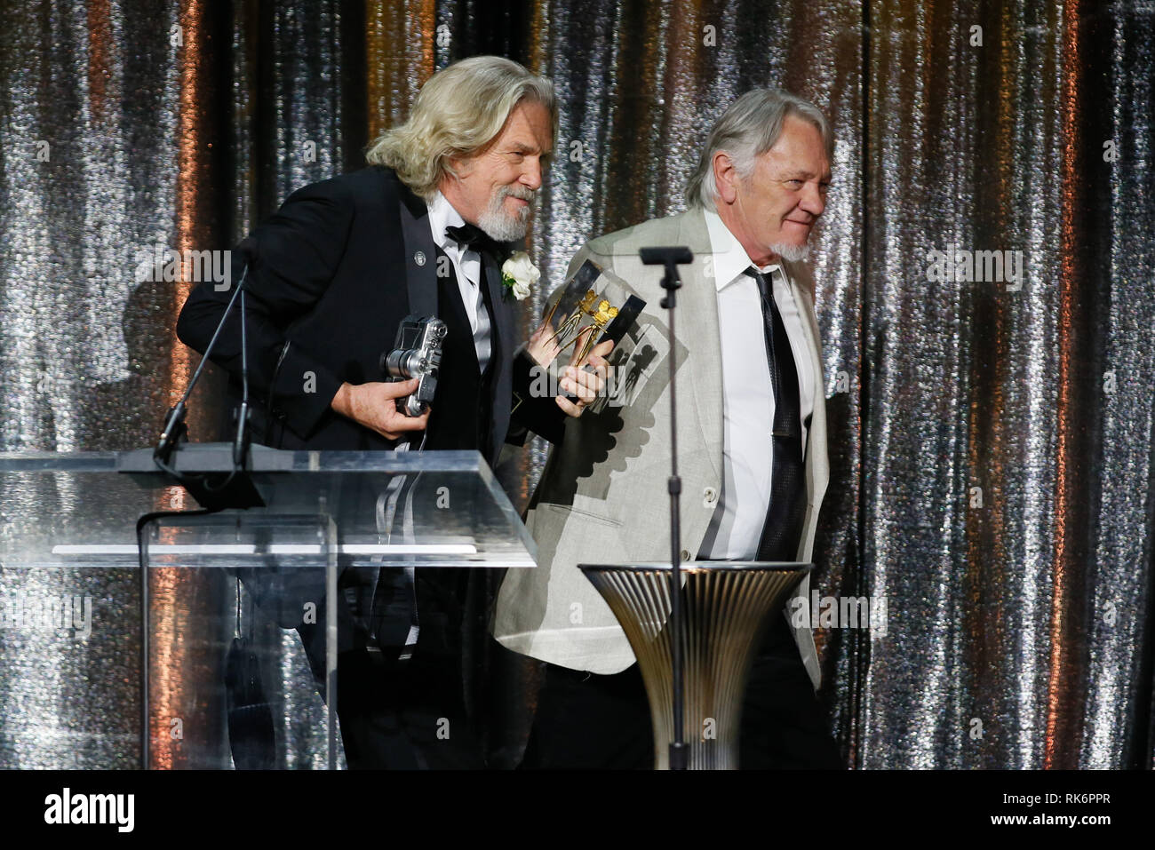 Kalifornien, USA. 10. Feb 2019. Kalifornien, USA. 10. Feb 2019. ASC der Gouverneure Award honoree Jeff Bridges, Links, Wanderungen, von der Bühne nach seiner Auszeichnung die Annahme von seinem Standplatz in und Stuntman Loyd Catlett, rechts, auf der 33. jährlichen ASC Awards und der amerikanischen Gesellschaft der Kameraleute 100-jähriges Bestehen Feier am Ray Dolby Ballroom am Hollywood & Highland, Samstag, 9. Februar 2019 in Hollywood, Kalifornien. Foto von Danny Moloshok/Moloshok Fotografie, Inc./imageSPACE/MediaPunch Credit: MediaPunch Inc/Alamy Live News Credit: MediaPunch Inc/Alamy leben Nachrichten Stockfoto
