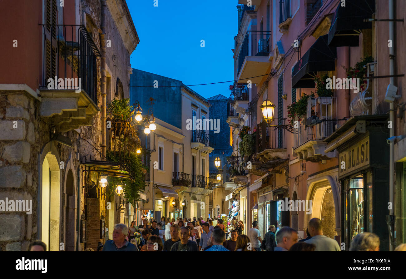 Die wunderschöne Taormina an einem Sommerabend. Provinz Messina, Sizilien, Süditalien. Stockfoto