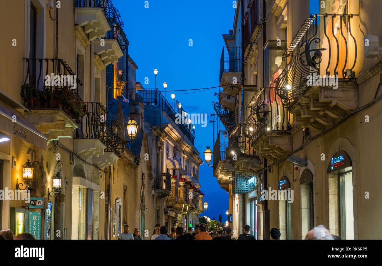 Die wunderschöne Taormina an einem Sommerabend. Provinz Messina, Sizilien, Süditalien. Stockfoto