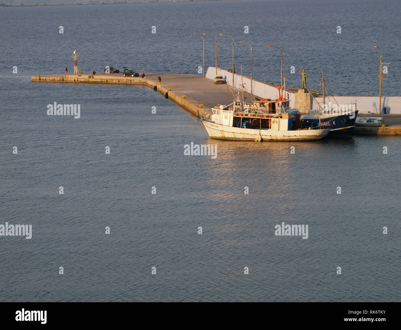 Kleine Schiffe auf Githeio port, Griechenland Stockfoto