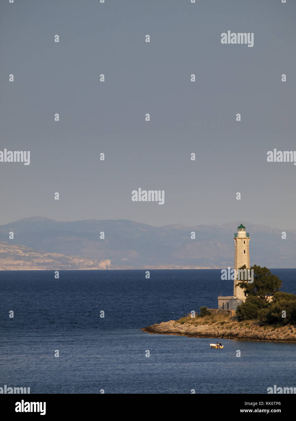 Leuchtturm im Hafen Githeio, Griechenland Stockfoto