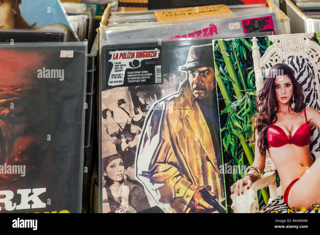 CESENA, Italien - 20 Januar, 2019: Lichter erleuchten Schallplatten zu verkaufen in Antiquitäten Messe Stockfoto