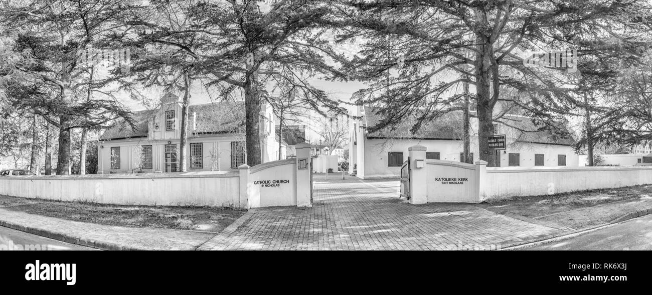 Stellenbosch, Südafrika, 15. August 2018: Die historische St. Nikolaus Römisch-katholische Kirche in Stellenbosch in der Western Cape Provinz. Schwarzweiß Stockfoto