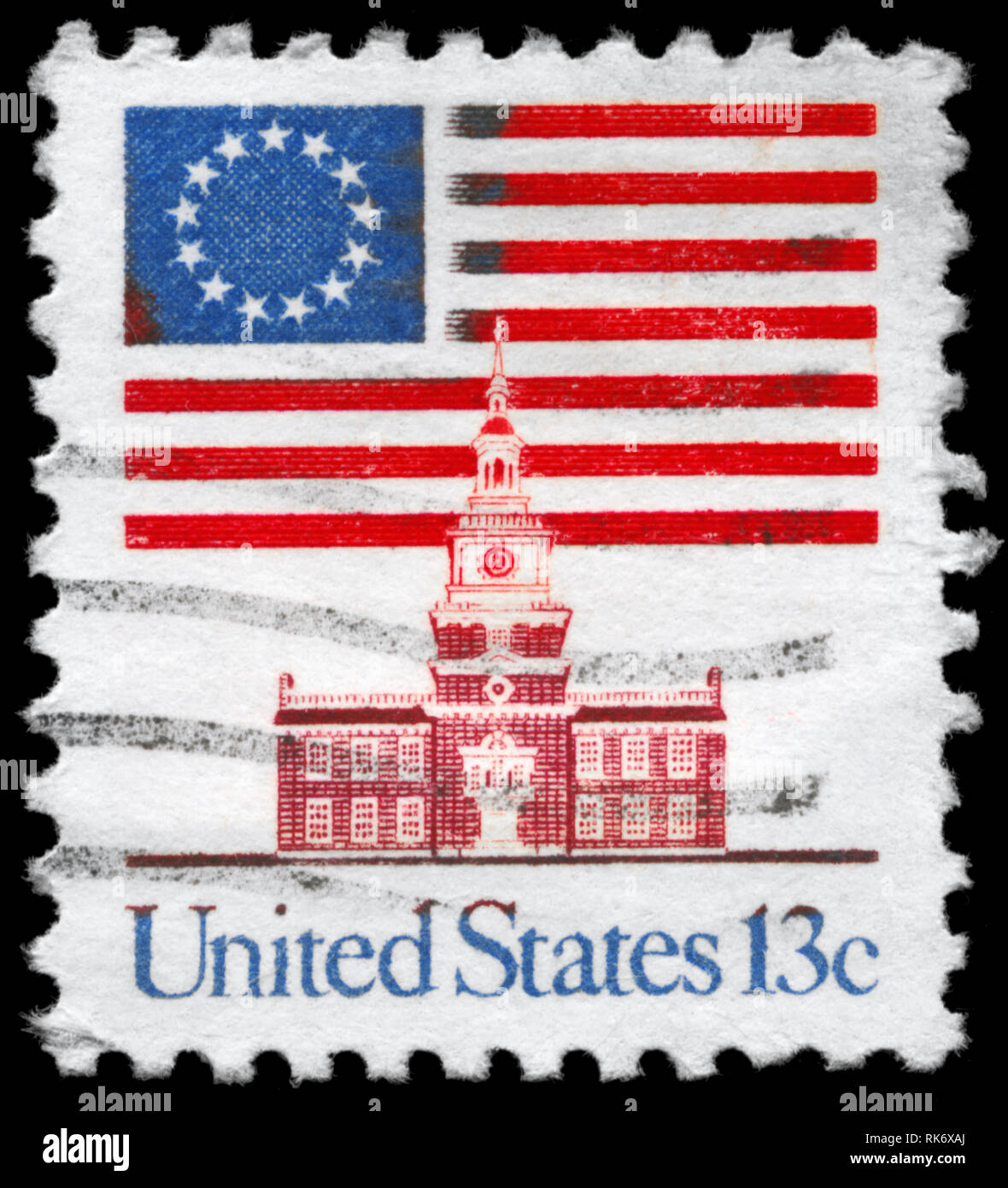 USA - ca. 1975: einen Stempel in den USA gedruckt, zeigt die 13-Star Flag, Independence Hall, ca. 1975 Stockfoto