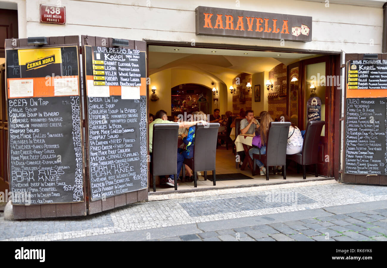 Restaurant suchen in mit großen schwarzen Brett Menü preise nach Eingang auf dem Display in der Altstadt von Prag Stockfoto