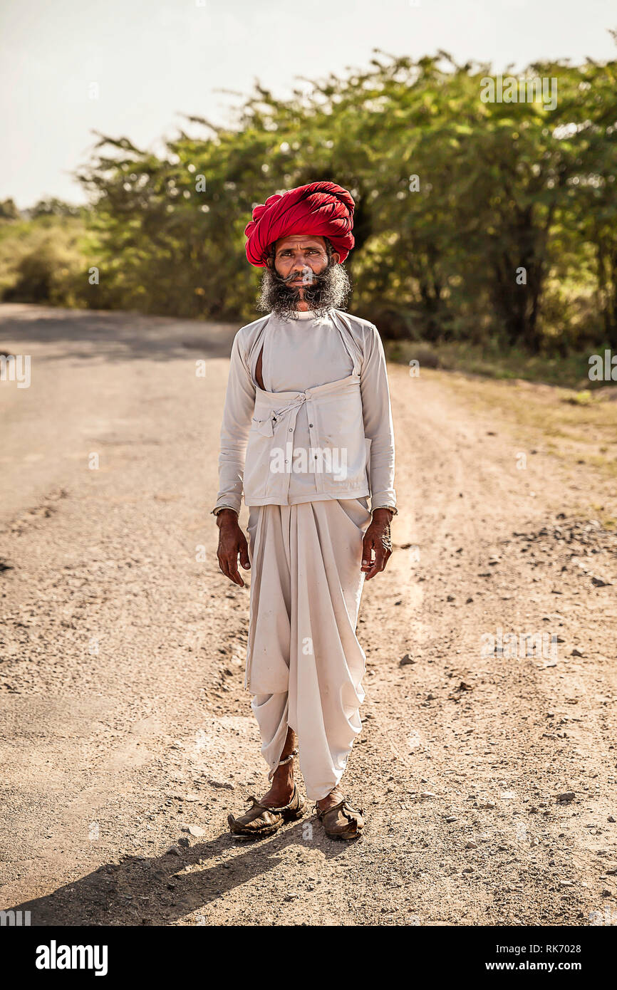 Rajasthani Mann, weißes, traditionelles Kleid und roten Turban Stockfoto