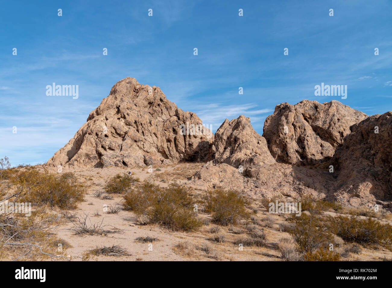 Hohen zerklüfteten Felsformationen in der Mojave Wüste unter strahlend blauen Himmel. Stockfoto