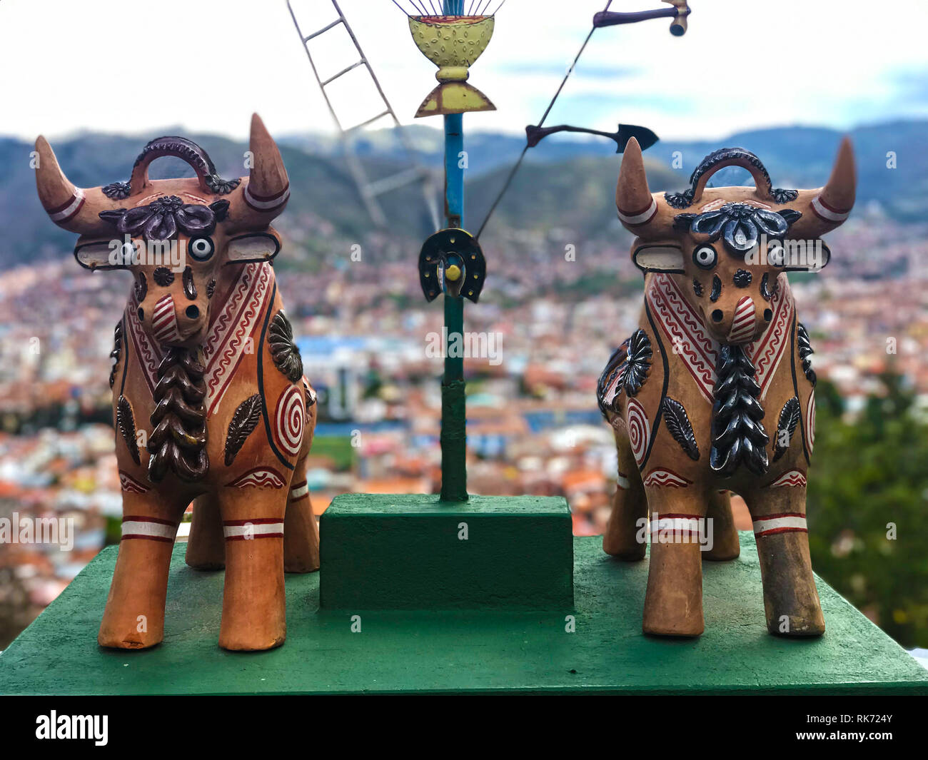 Toritos de Pukara (Keramik Stiere), traditionelle, viel Glück mit der Stadt Cuzco, Peru als Hintergrund Stockfoto
