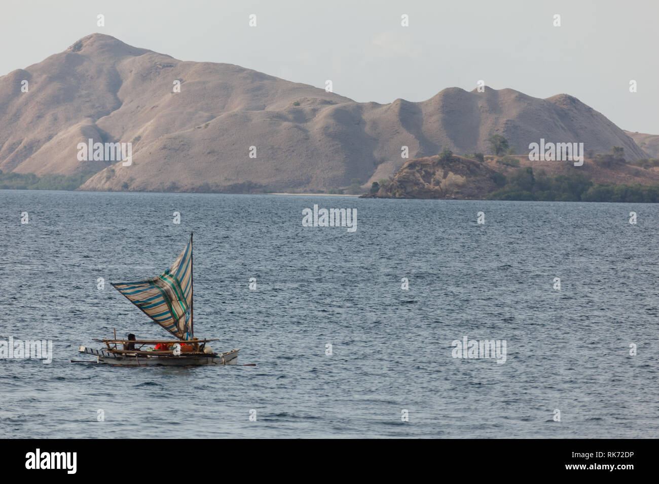 Native outrigger Segelboot kreuze Wasser zwischen den Inseln zu Angelplatz Stockfoto
