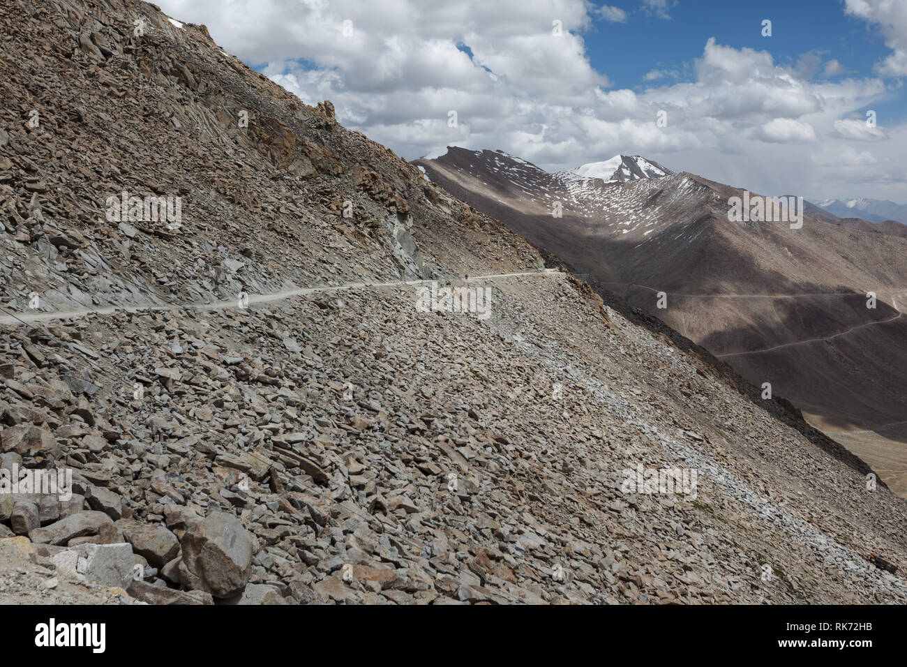 Mountainbiken durch das unbewohnte Khardungla Durchlauf in Himalaya, Indien auf einem schmalen Feldweg Stockfoto