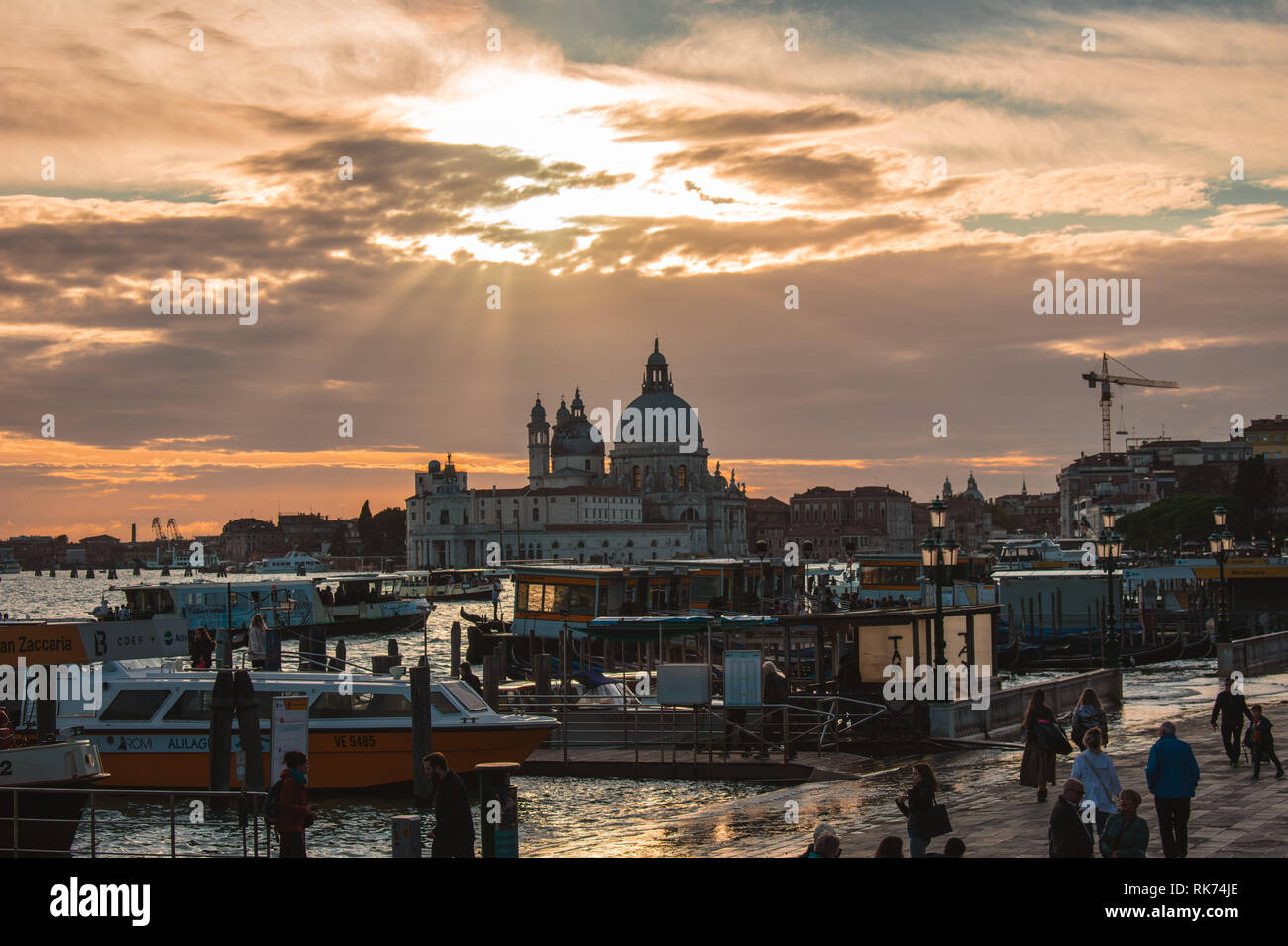 Einen schönen Sonnenuntergang malen den Himmel hinter der Basilika di Santa Maria della Salute Stockfoto
