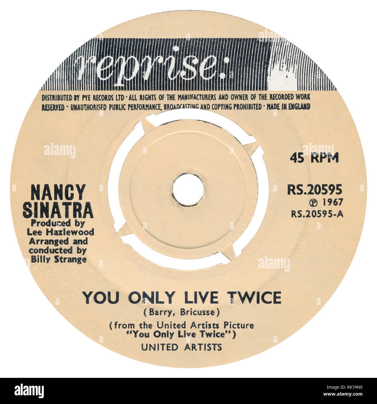 UK 45 rpm Single von Man lebt nur zweimal von Nancy Sinatra auf dem Label Reprise von 1967. Von John Barry und Leslie Bricusse, arrangiert von Billy Seltsame und von Lee Hazlewood produziert geschrieben. Stockfoto