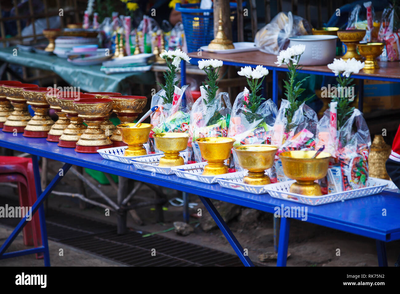 Kanchanaburi, Thailand - 30. Dezember 2018: Almosen vorbereitet für Almosen (Essen angeboten) zu buddhistischen Mönchen auf tägliche Almosen Runde am Morgen ein Stockfoto