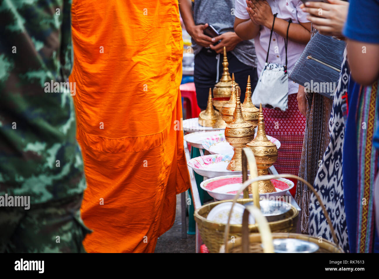 Laien, Verdienste, indem sie Lebensmittel Angebote zu buddhistischen Mönchen auf tägliche Almosen Runde am Morgen im Mon Brücke, Sangkhlaburi, Kanchanaburi, Thail Stockfoto