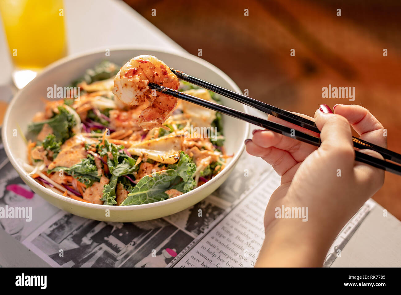 Schöner und schmackhafter Thai-Salat mit Garnelen, Gewürzen, Kales, Gemüse und Fleisch Stockfoto