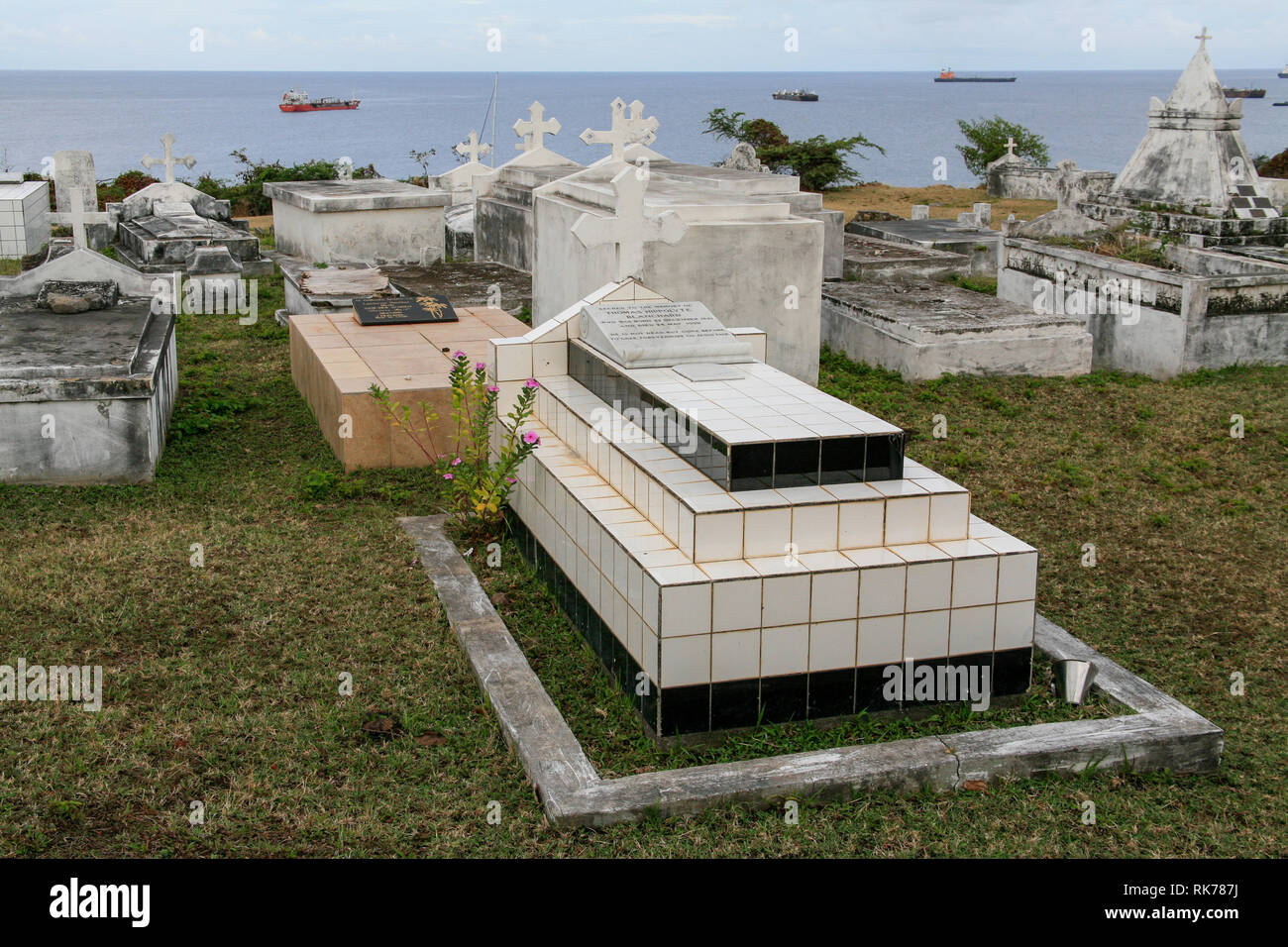 Friedhof auf der Insel St Eustatius (Statia) mit Booten am Horizont Stockfoto