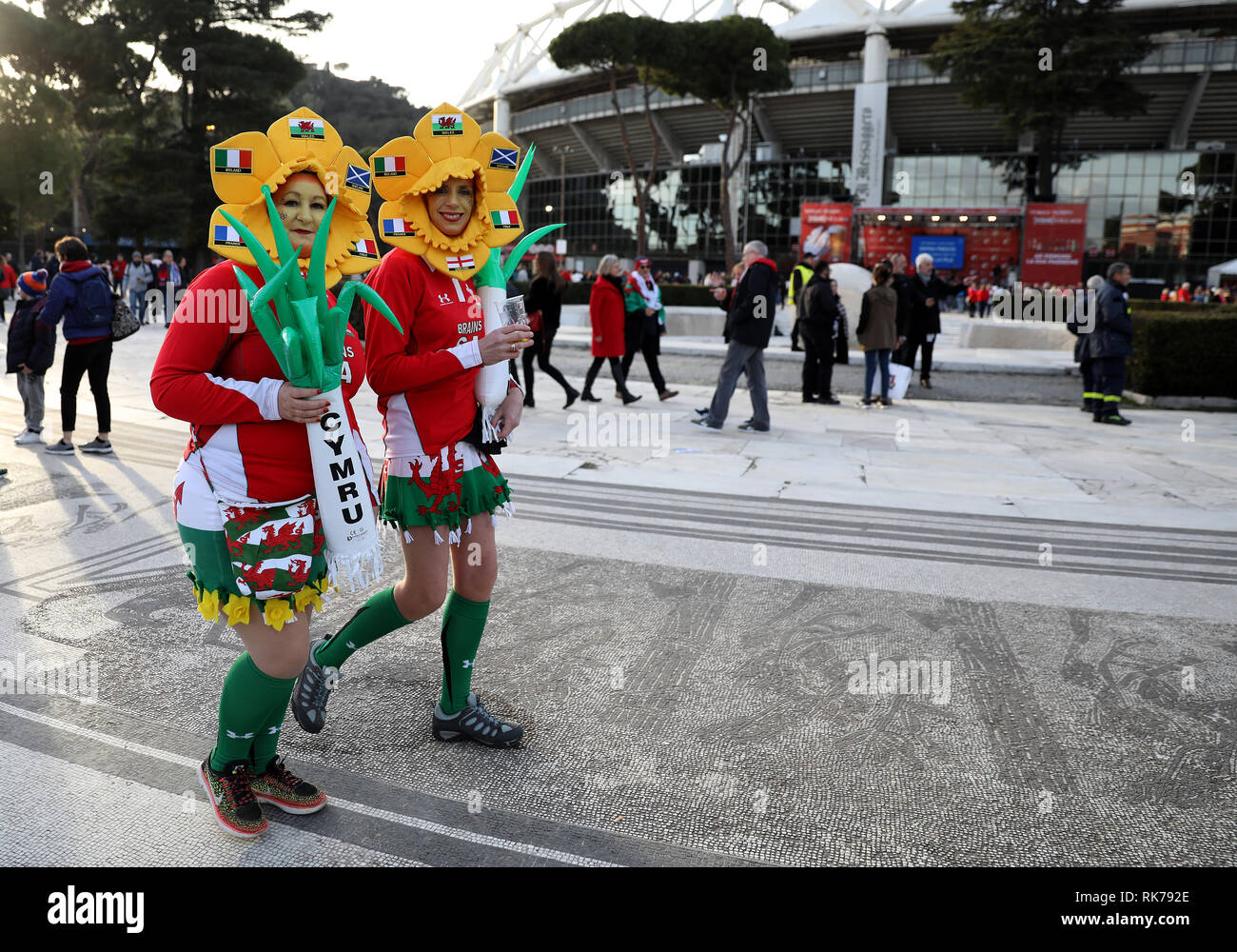 Wales Fans vor dem Guinness sechs Nationen Match im Stadio Olimpico, Rom. Stockfoto