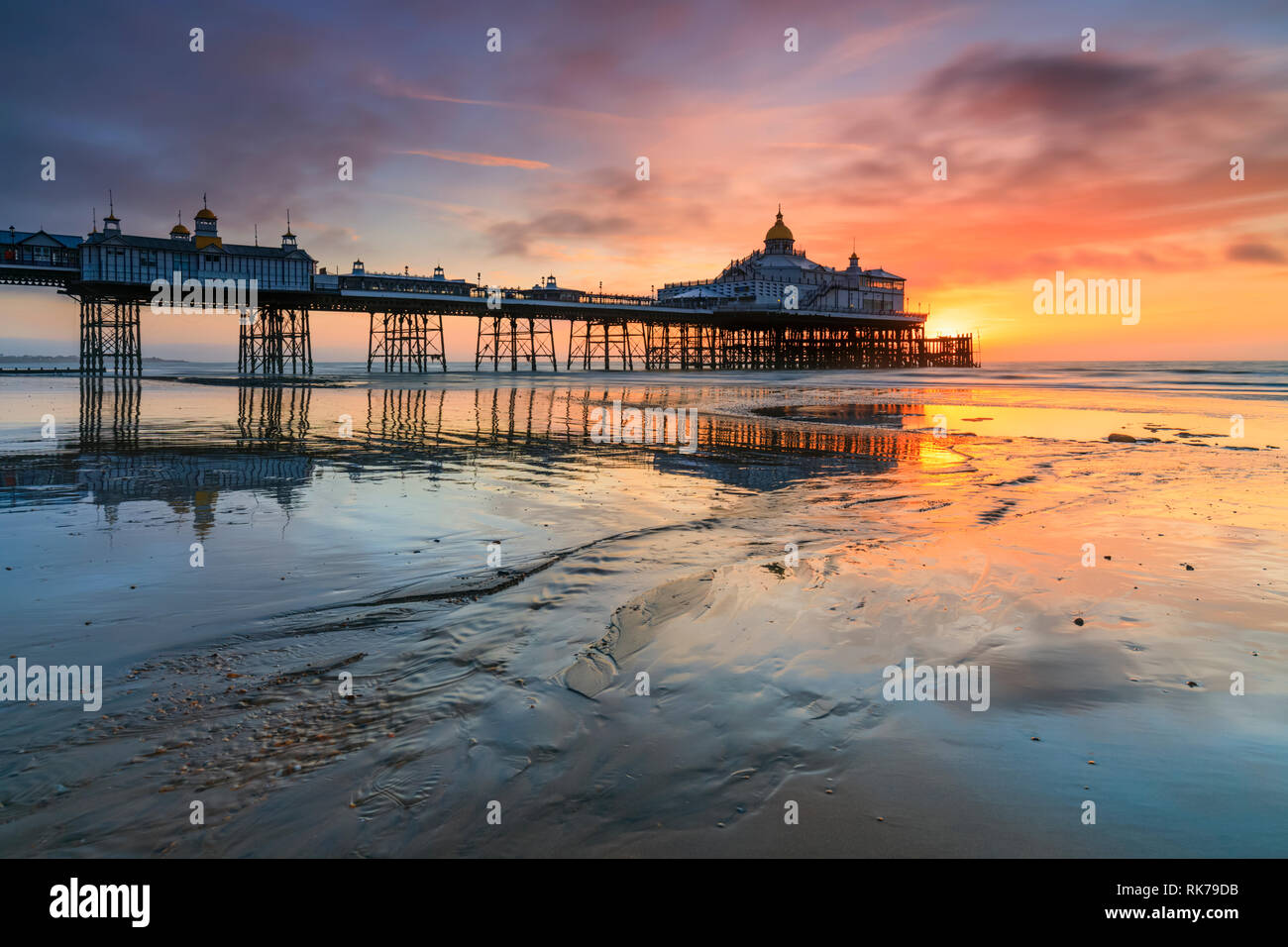 Eastbourne Pier bei Sonnenaufgang eingefangen. Stockfoto