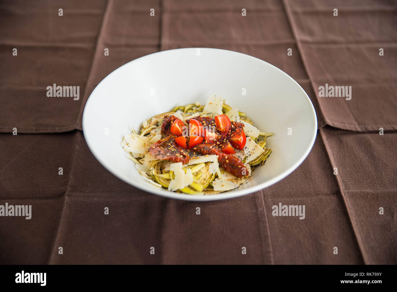Nahaufnahme von einem Bogen von frischen Artischocken Salat mit roten Tomaten Cherry und Parmesan Stockfoto