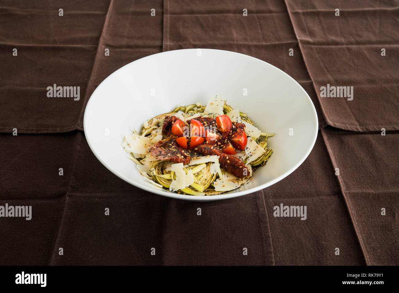 Nahaufnahme von einem Bogen von frischen Artischocken Salat mit roten Tomaten Cherry und Parmesan Stockfoto