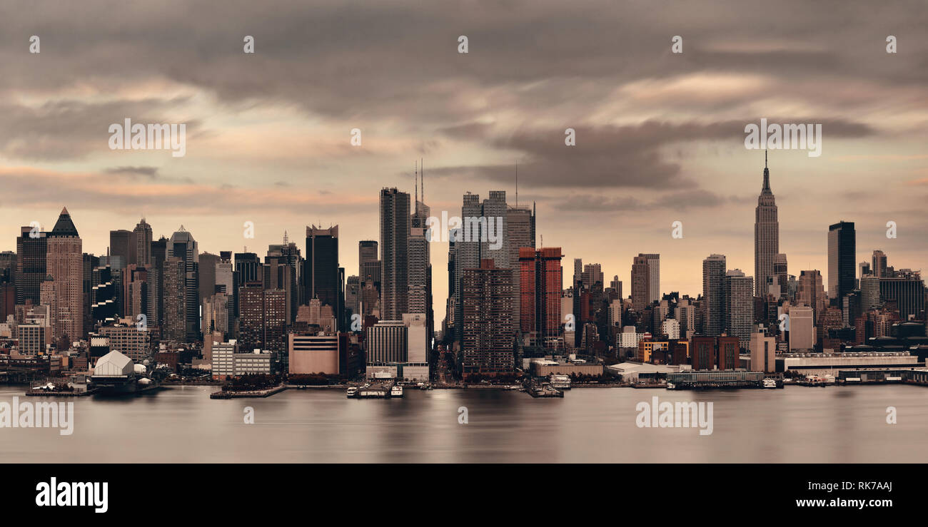 Manhattan Midtown Wolkenkratzer und New Yorker Skyline bei Sonnenuntergang Stockfoto