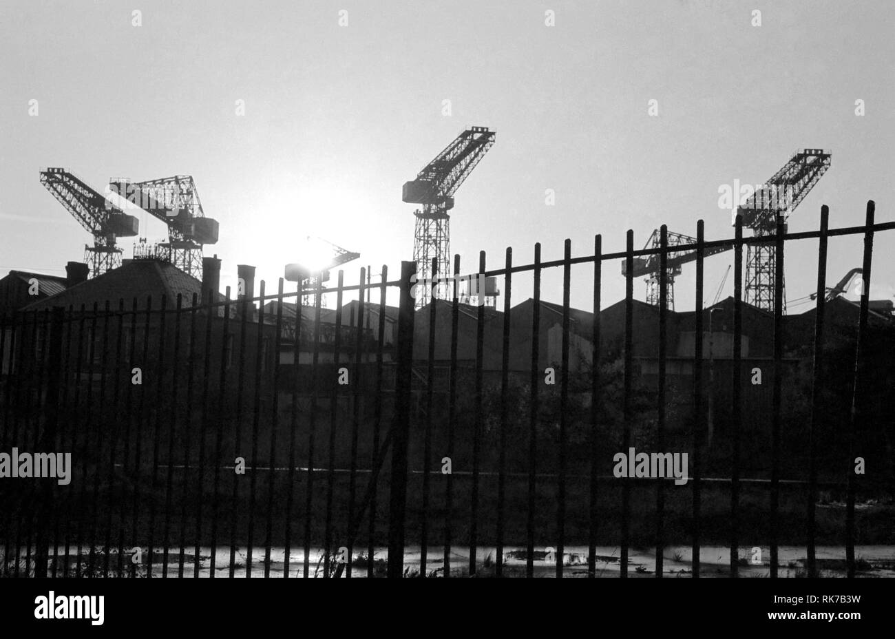 Clydebank werft Kräne in den Sonnenuntergang 1979 Stockfoto