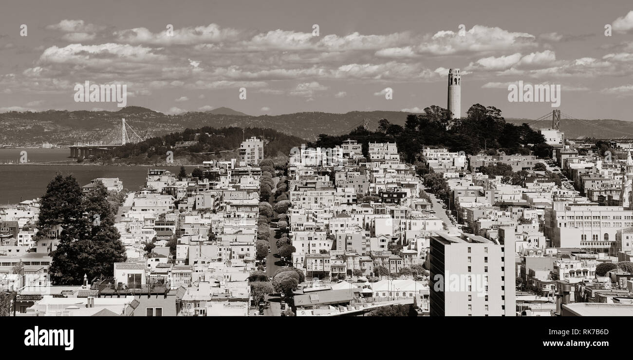 Straße am Hügel in San Francisco Panorama Aussicht vom oberen Ende der Lombard Street Stockfoto