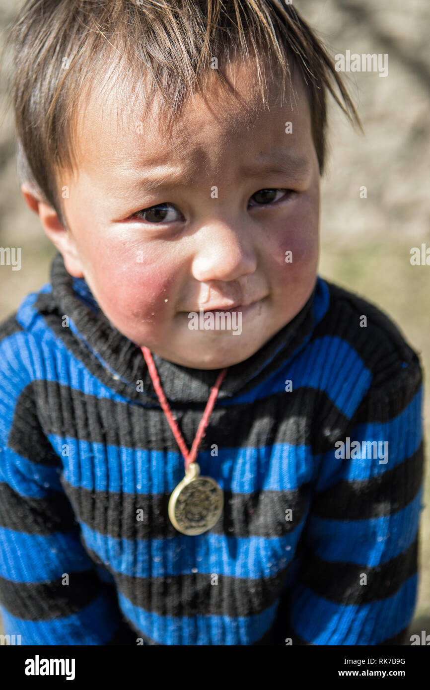 Porträt eines schüchternen Jungen in Laya, Gasa Bezirk, Snowman Trek, Bhutan Stockfoto