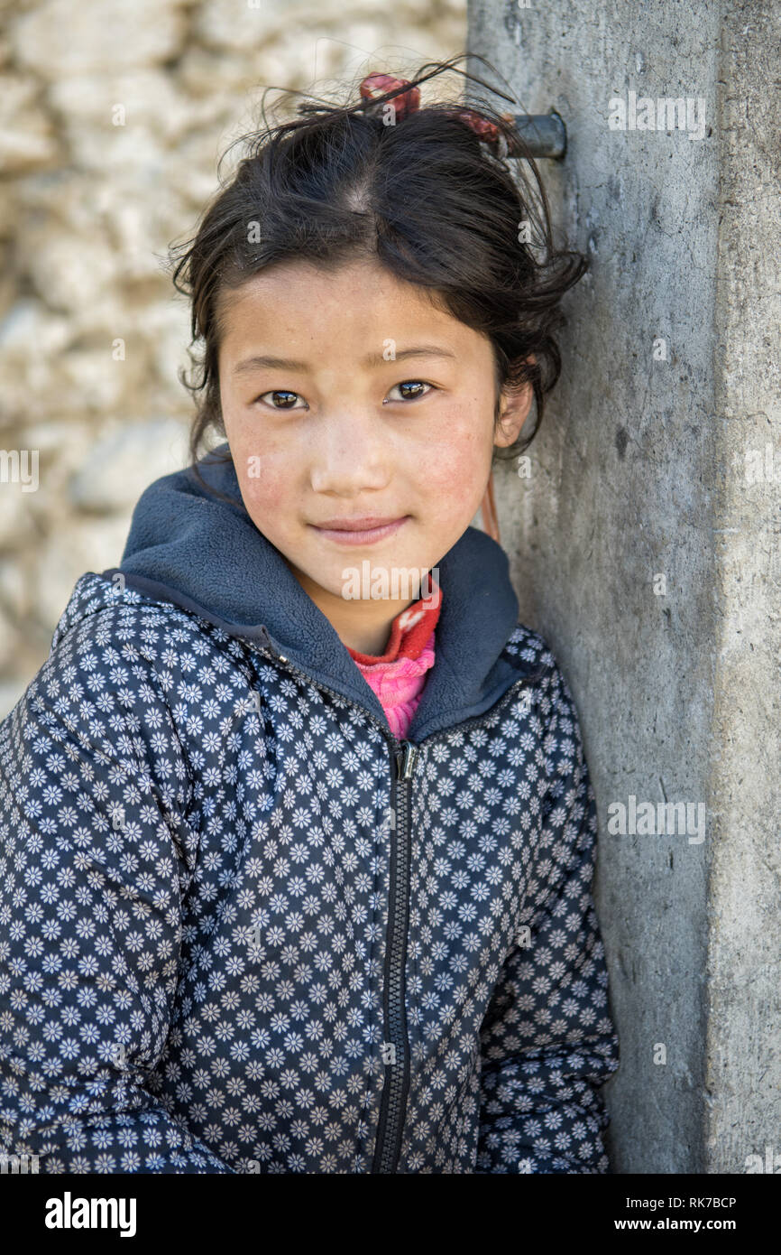 Porträt eines Mädchens in das Dorf von Laya, Gasa Bezirk, Snowman Trek, Bhutan Stockfoto