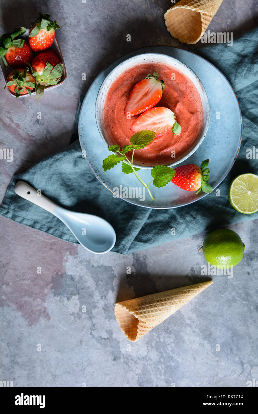 Süße Erdbeersorbet mit Minze und Waffeln dekoriert Stockfoto