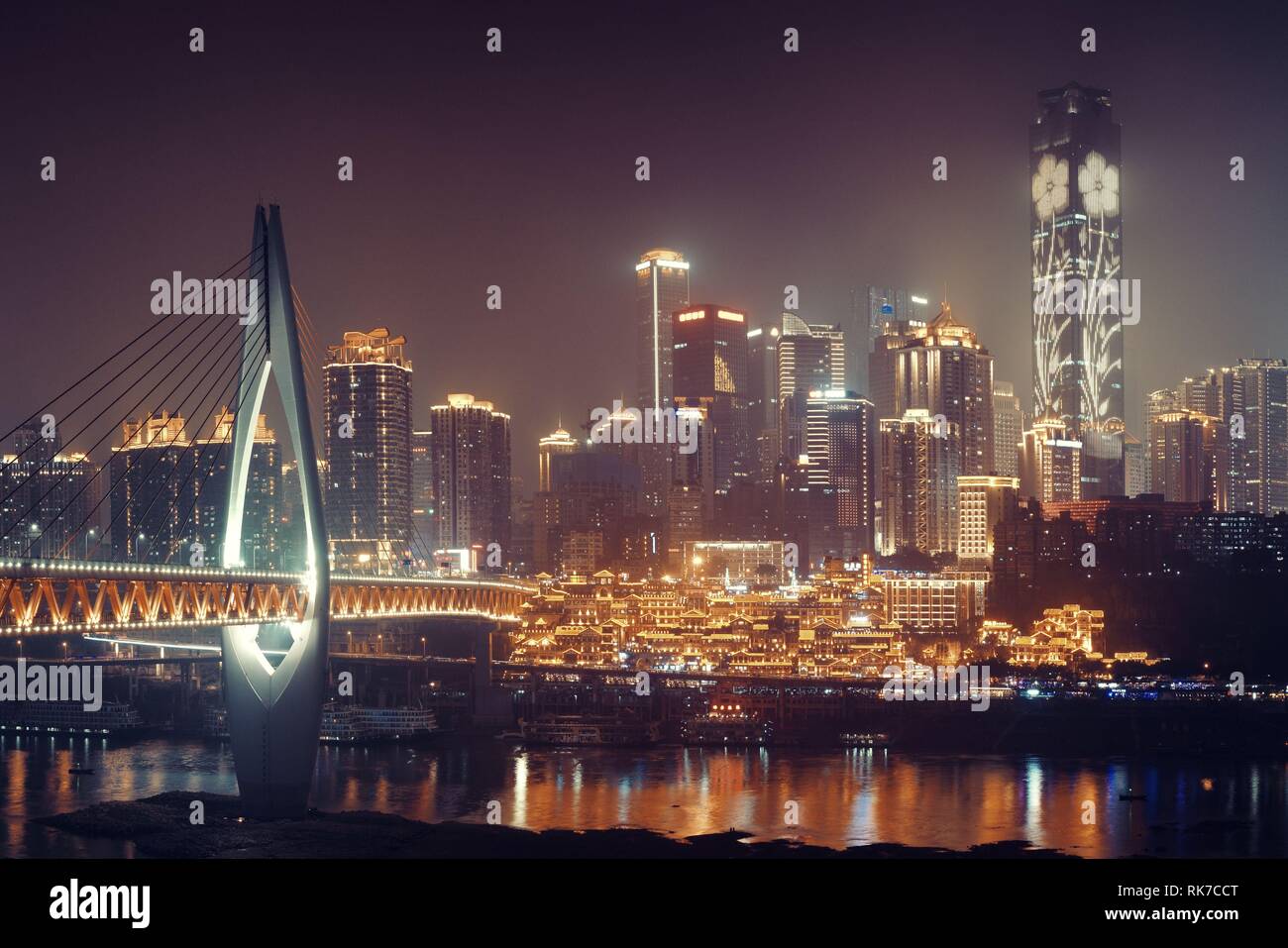 Qiansimen Brücke mit Hongyadong Shopping Complex und Stadt städtische Architektur bei Nacht in Chongqing, China. Stockfoto