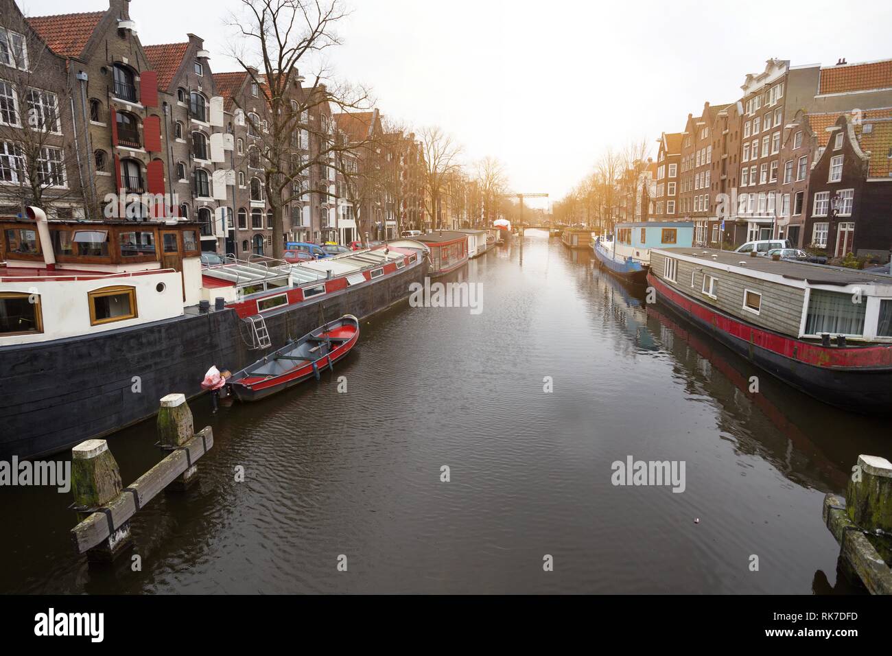 Schönen Straßen-, Kanal- und Haus auf dem Wasser in der berühmten Stadt Amsterdam, Niederlande Stockfoto