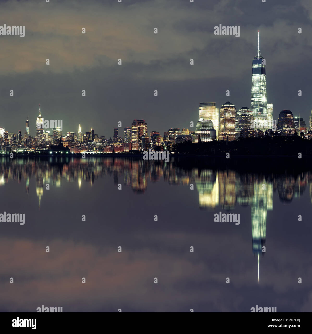 New York City bei Nacht Panorama mit städtischen Architekturen und Reflexionen Stockfoto