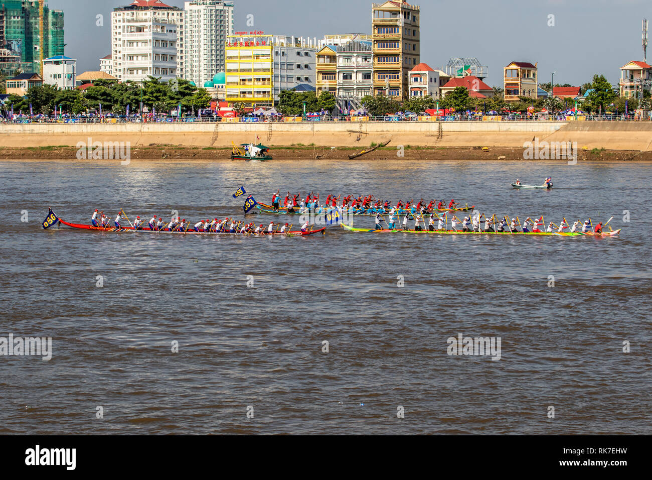 Phnom Penh wasser Festival an Tonie Sap Fluss geht für 3 Tage. populär bei Einheimischen und Touristen jeden Abend endet mit einem Feuerwerk Stockfoto